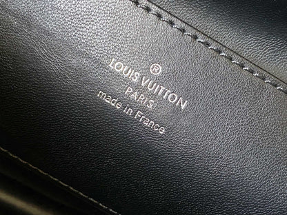 CAPUCINES GM SOUPLE 38 IN BLACK TAURILLON