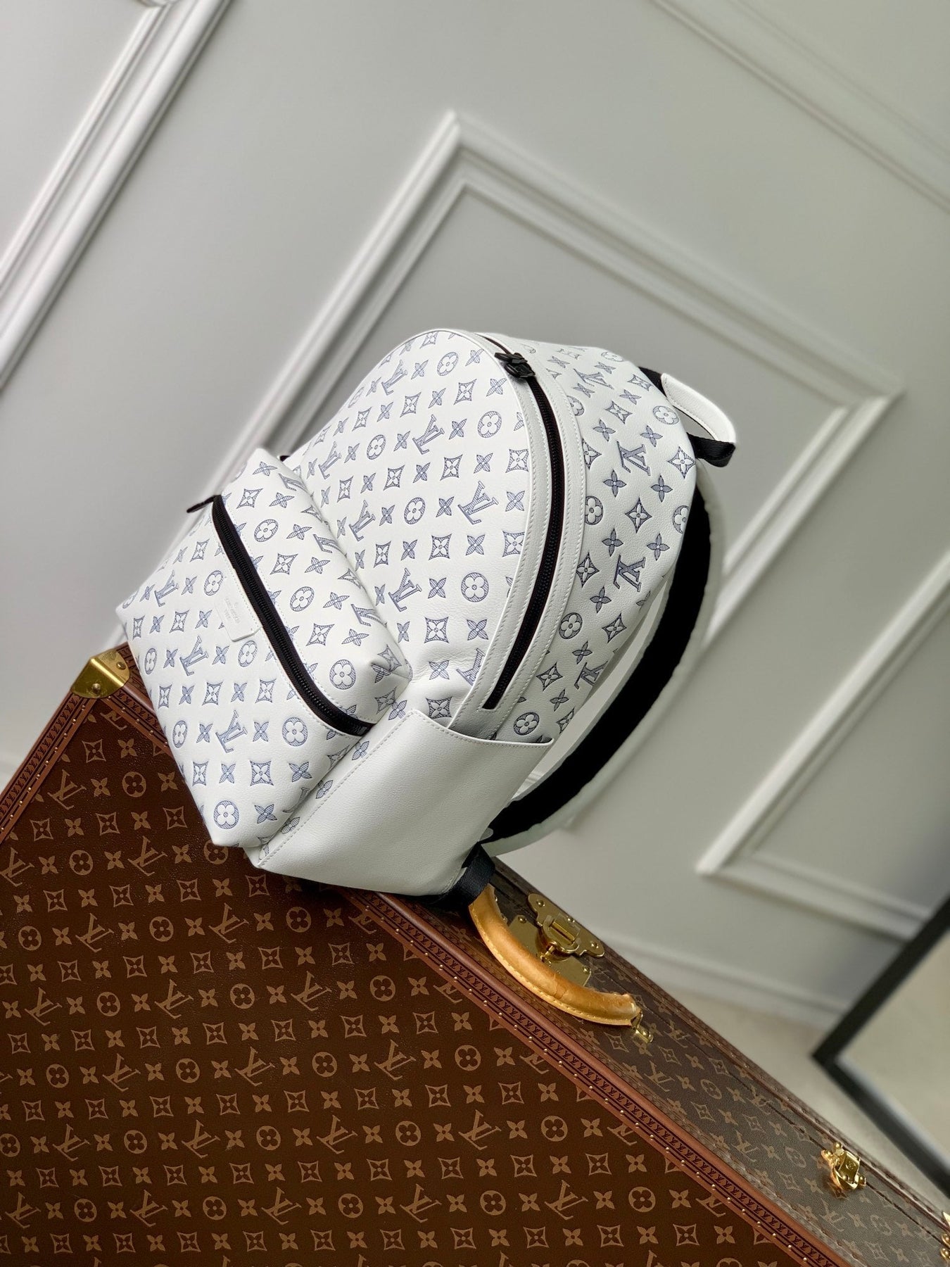 DISCOVERY PM BACKPACK 38 IN WHITE MONOGRAM LAMBSKIN