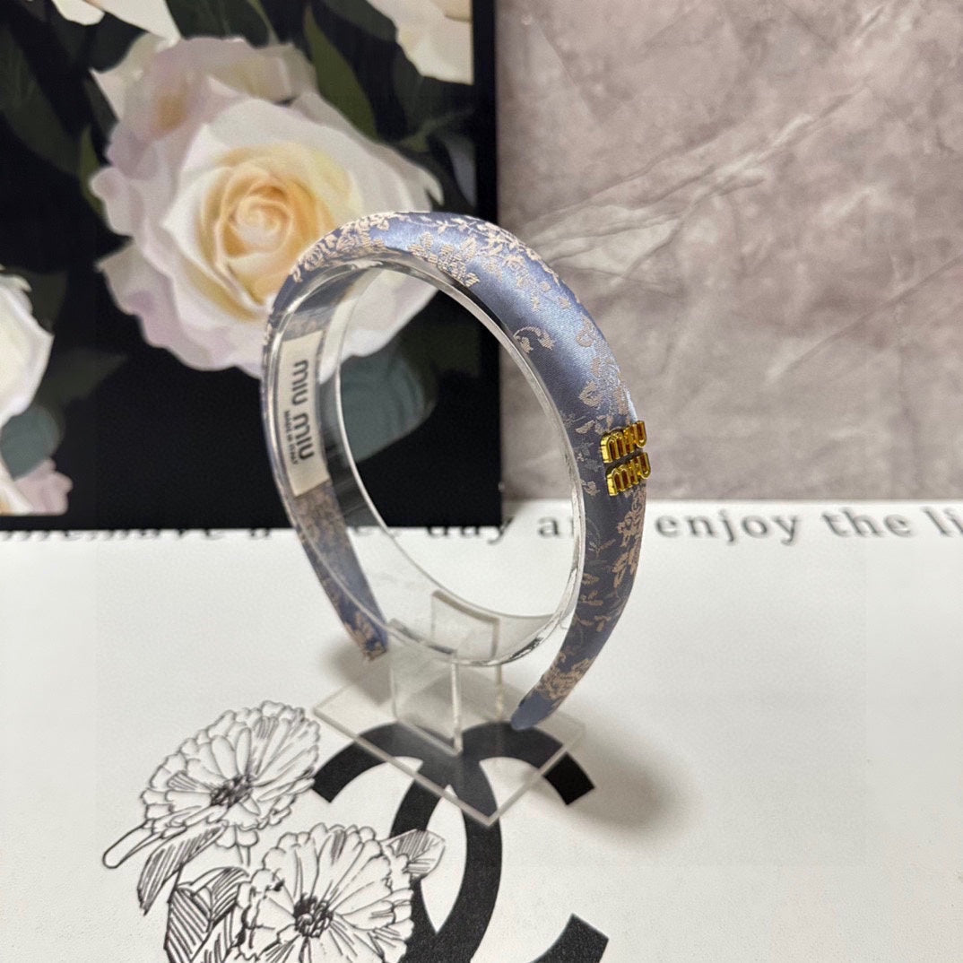 HEADBAND WITH GARNITURE PRINT IN LAVENDER GRAY SILK 432824