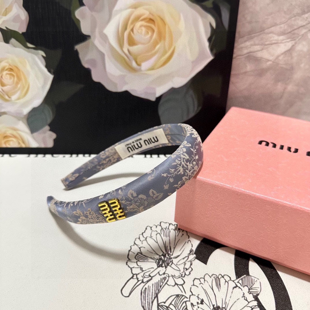 HEADBAND WITH GARNITURE PRINT IN LAVENDER GRAY SILK 432824