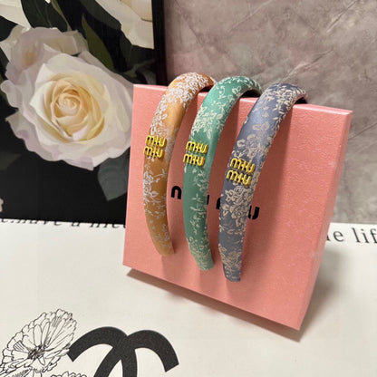 HEADBAND WITH GARNITURE PRINT IN LAVENDER GRAY SILK 432824