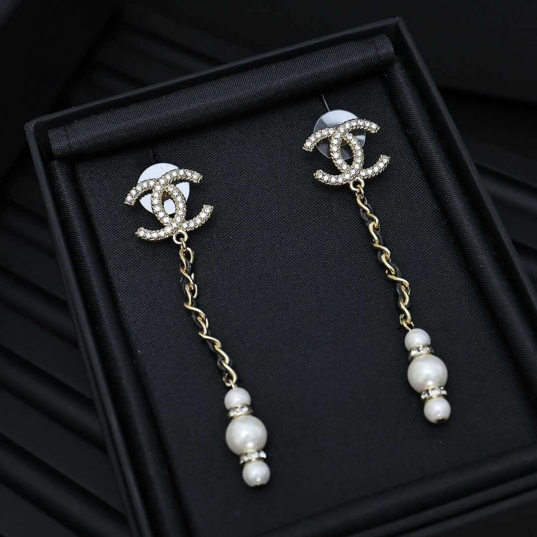 DOUBLE C CHAIN DETAIL EARRINGS IN GOLD METAL WITH LAMBSKIN TASSEL PEARL AND CRYSTAL LOGO