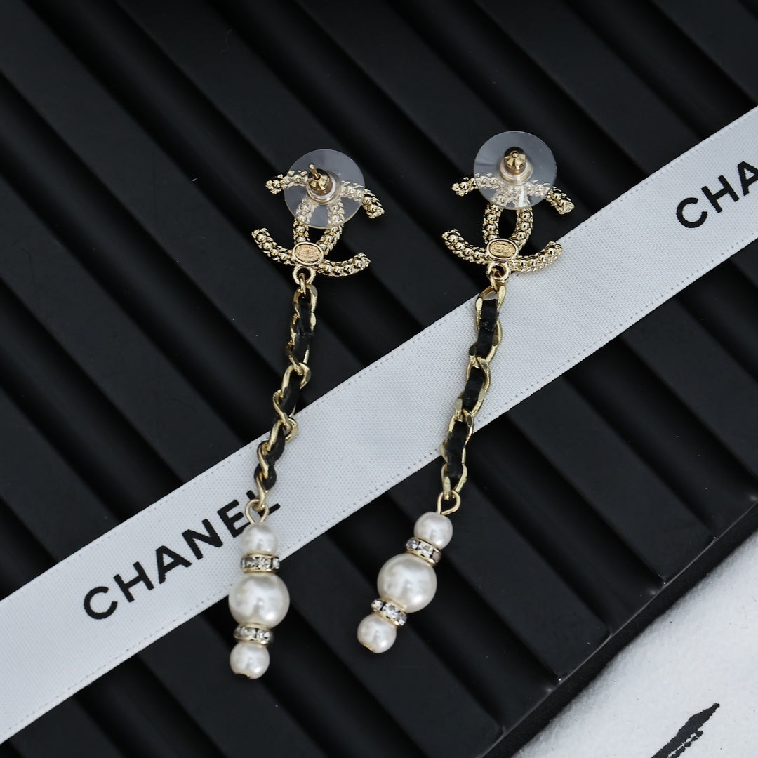 DOUBLE C CHAIN DETAIL EARRINGS IN GOLD METAL WITH LAMBSKIN TASSEL PEARL AND CRYSTAL LOGO