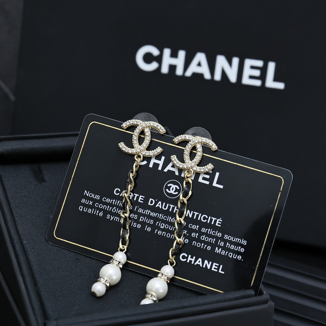 DOUBLE C CHAIN DETAIL EARRINGS IN GOLD METAL WITH LAMBSKIN TASSEL PEARL AND CRYSTAL LOGO