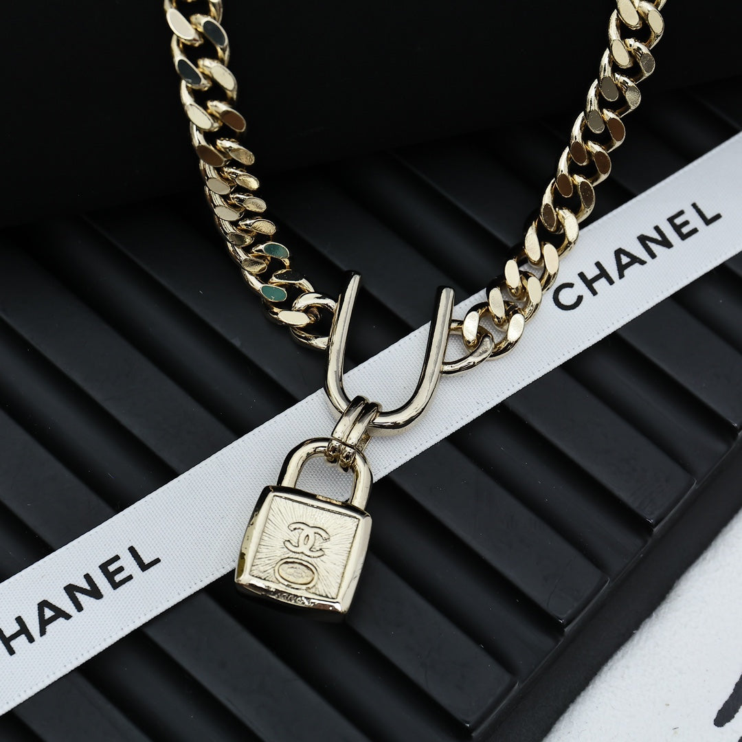 PADLOCK NECKLACE WITH DOUBLE C LOGO IN GOLD METAL