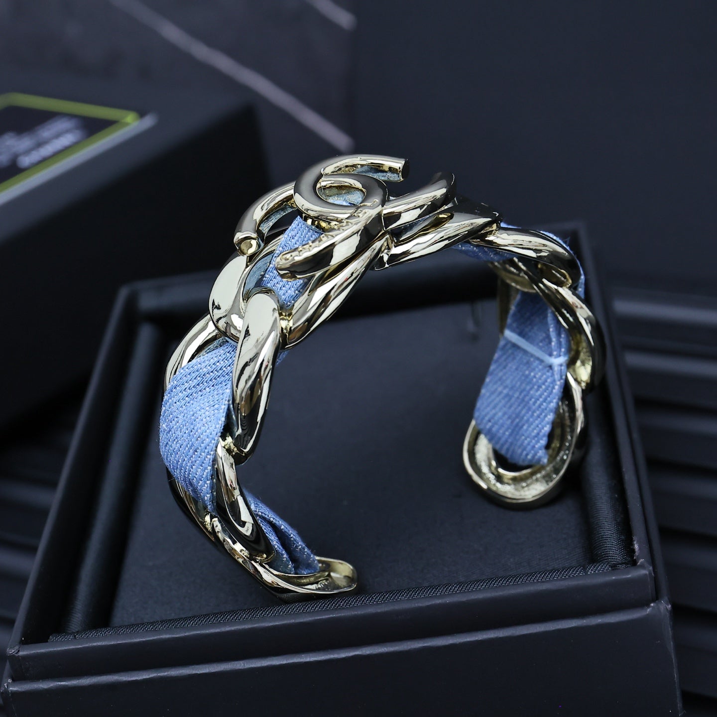 CC 25P IN DENIM-THREADED WIDE CHAIN GOLD METAL BRACELET