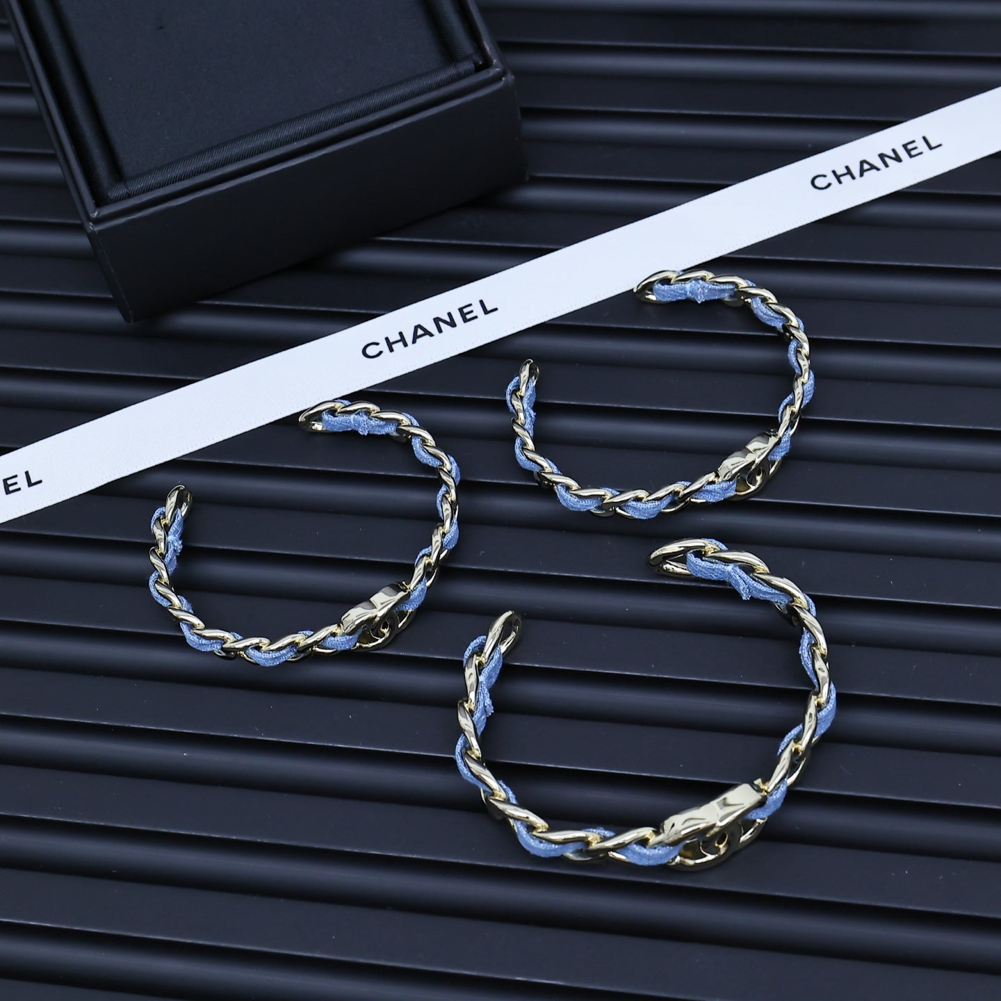 25P IN DENIM-THREADED CHAIN GOLD METAL BRACELET SET