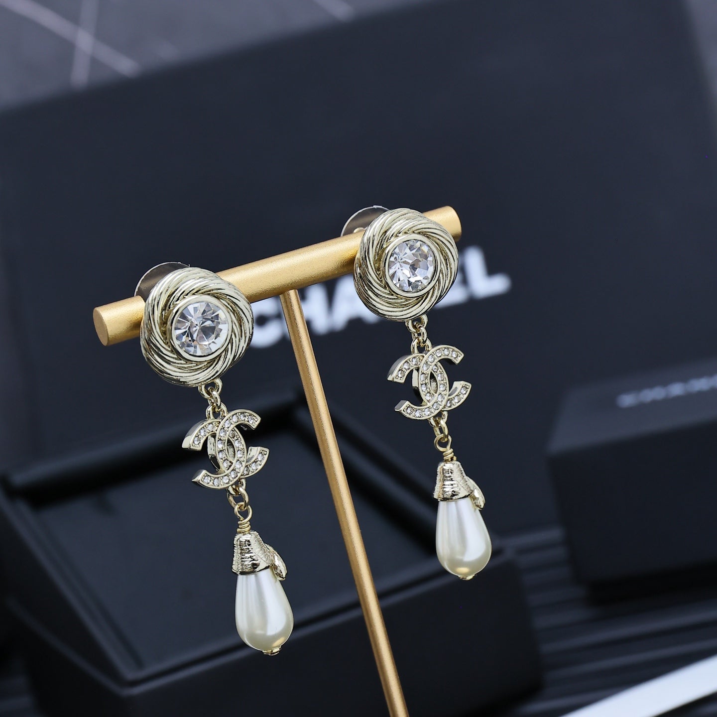 25S TWISTED RIBBED DOUBLE C IN GOLD METAL LONG PEARL PENDANT EARRINGS
