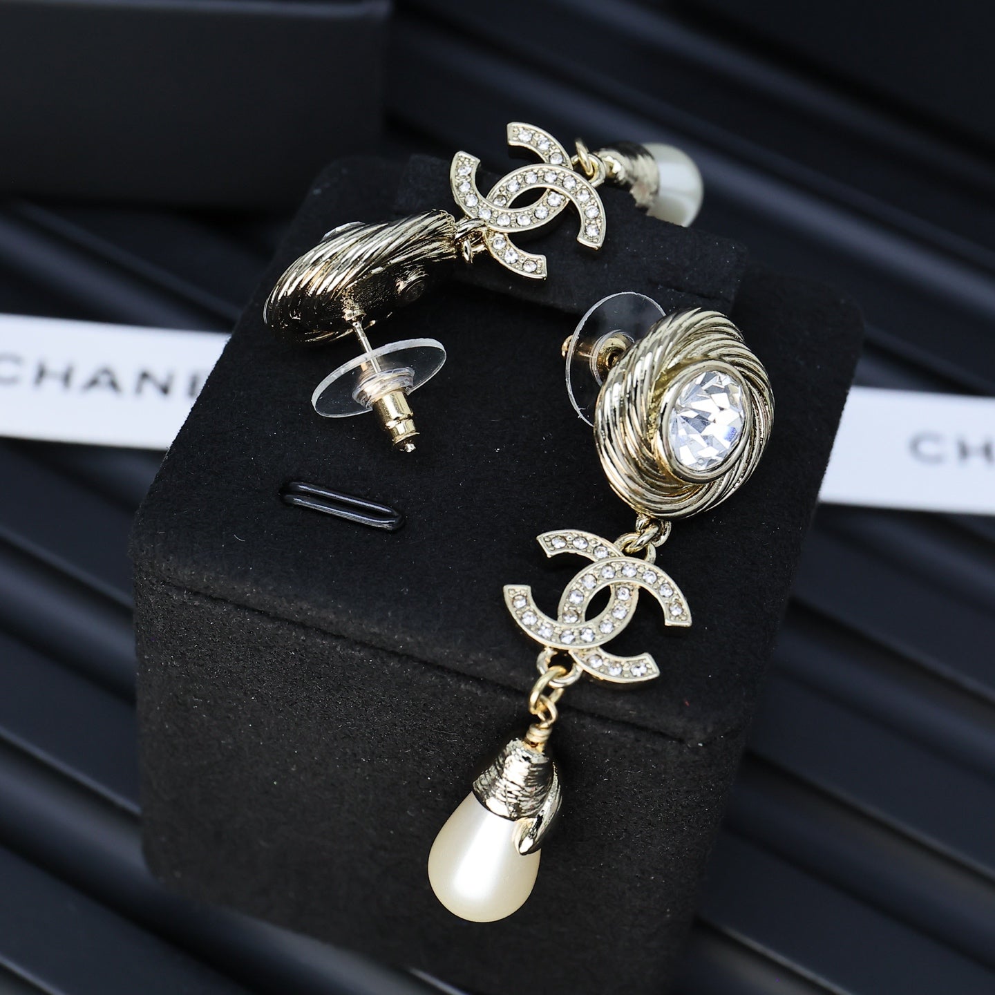 25S TWISTED RIBBED DOUBLE C IN GOLD METAL LONG PEARL PENDANT EARRINGS