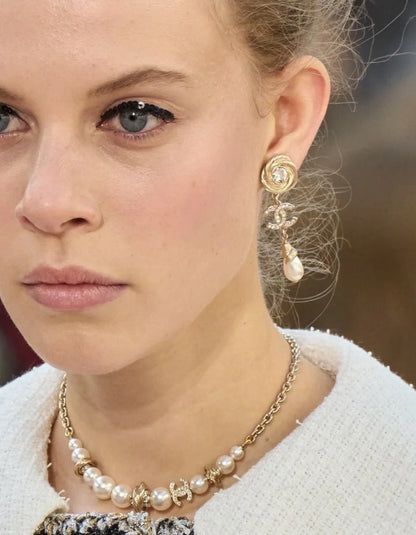 25S TWISTED RIBBED DOUBLE C IN GOLD METAL LONG PEARL PENDANT EARRINGS