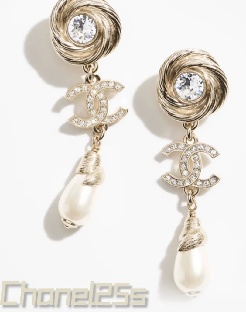 25S TWISTED RIBBED DOUBLE C IN GOLD METAL LONG PEARL PENDANT EARRINGS