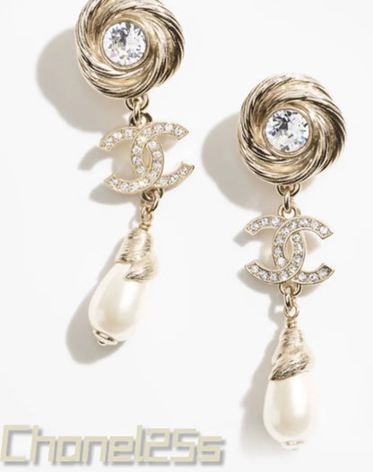 25S TWISTED RIBBED DOUBLE C IN GOLD METAL LONG PEARL PENDANT EARRINGS