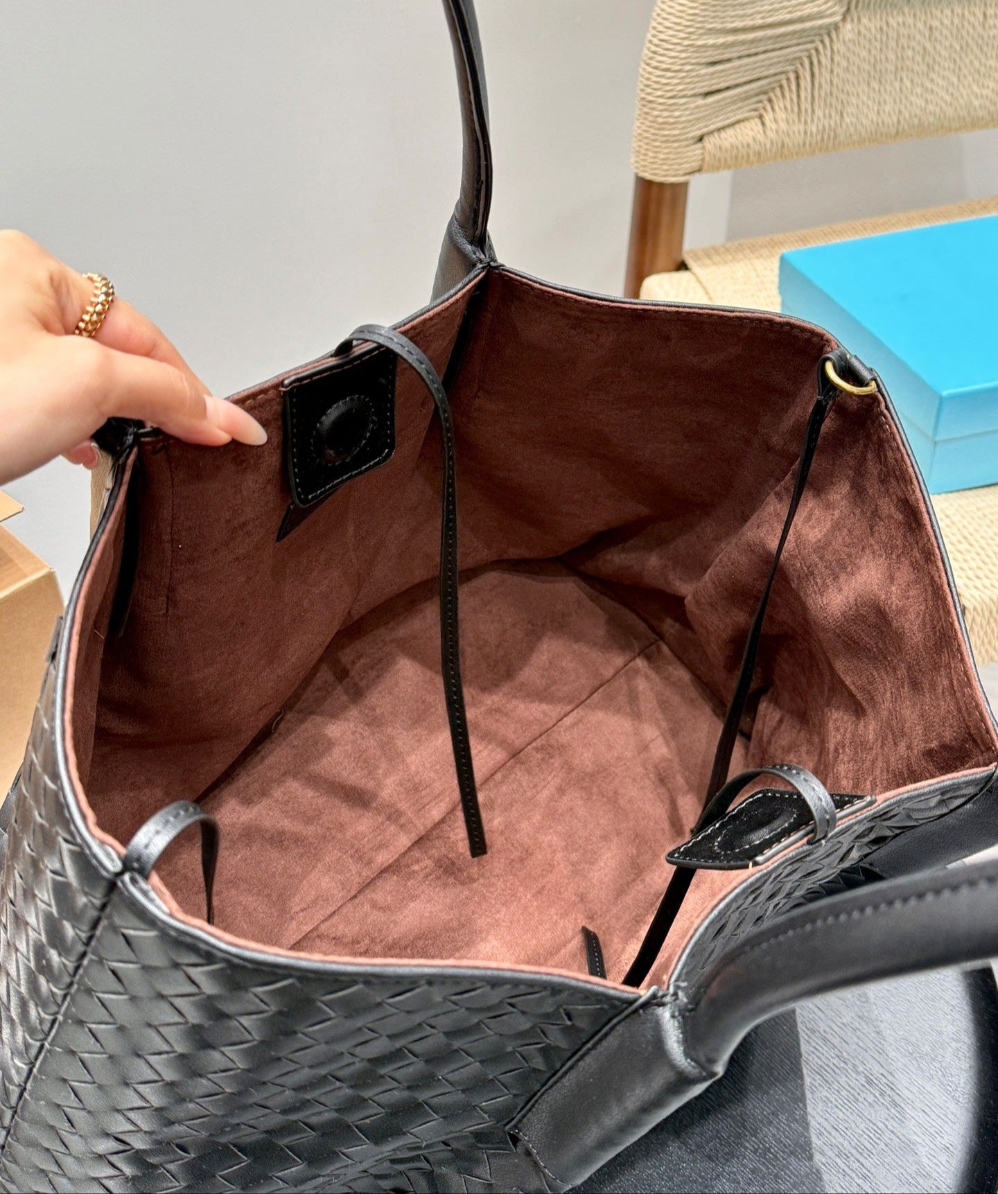 PINACOTECA TOTE BAG 38 IN BLACK CALFSKIN