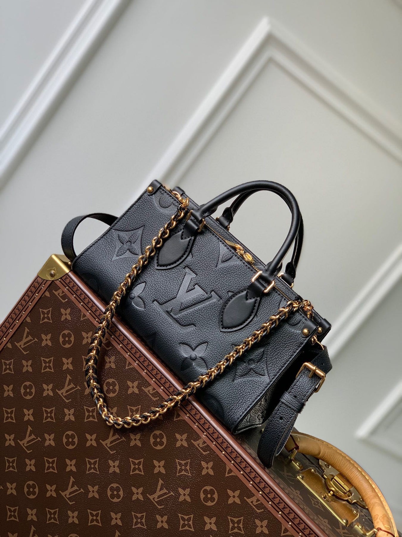ONTHEGO EAST WEST BAG 25 IN BLACK MONOGRAM EMBOSSED COWHIDE