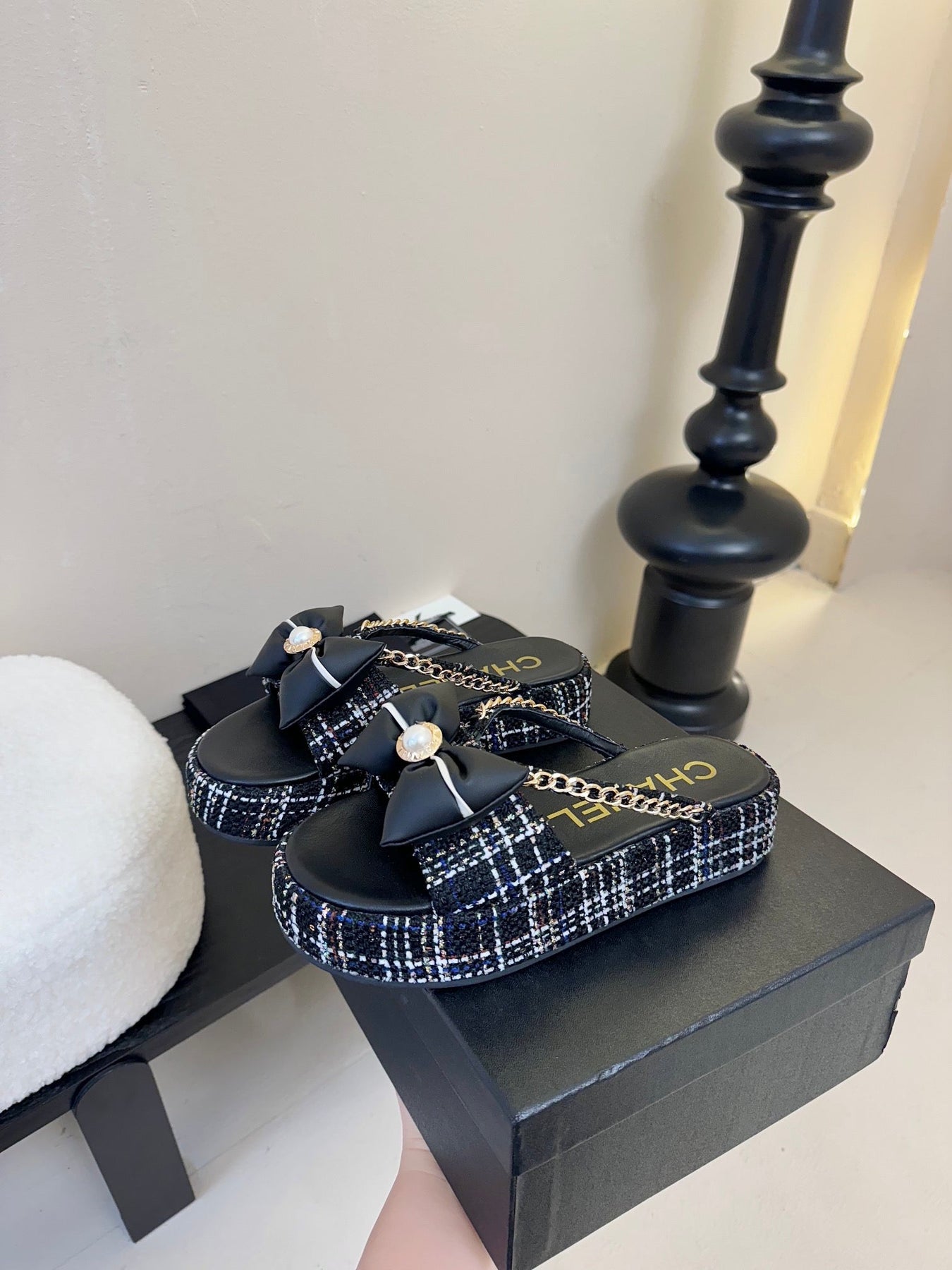 PLATFORM FLIP-FLOPS IN BLACK TWEED FABRIC