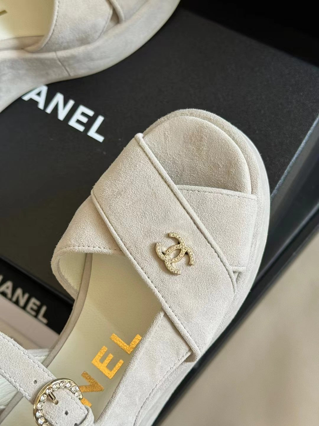 CC CLASSIC WEDGE SANDALS IN WHITE LAMBSKIN SUEDE