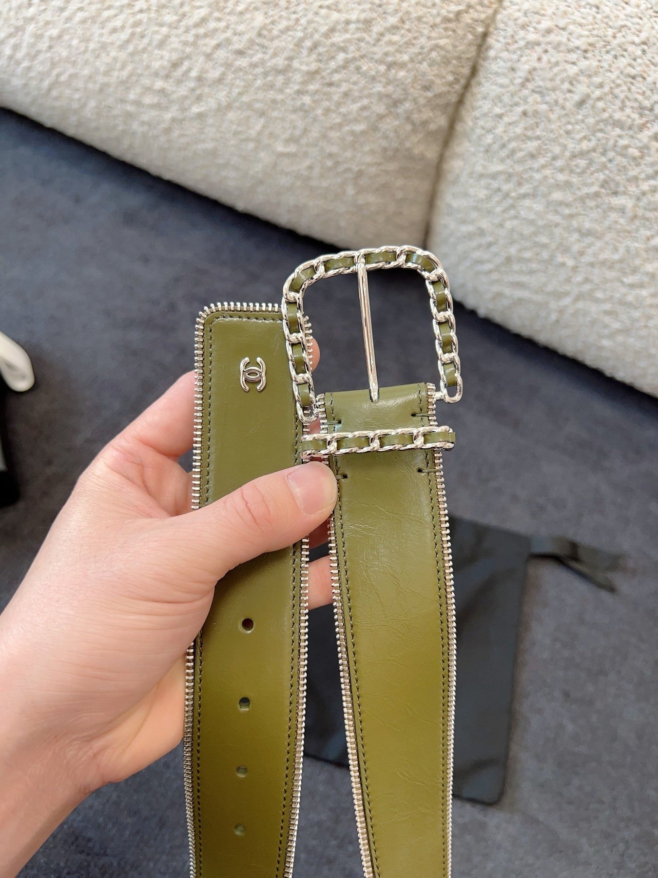 BELT 40MM IN OLIVE GREEN CALFSKIN WITH INTERWOVEN CHAIN BUCKLE ZIPPER IN TRIM SILVER HARDWARE