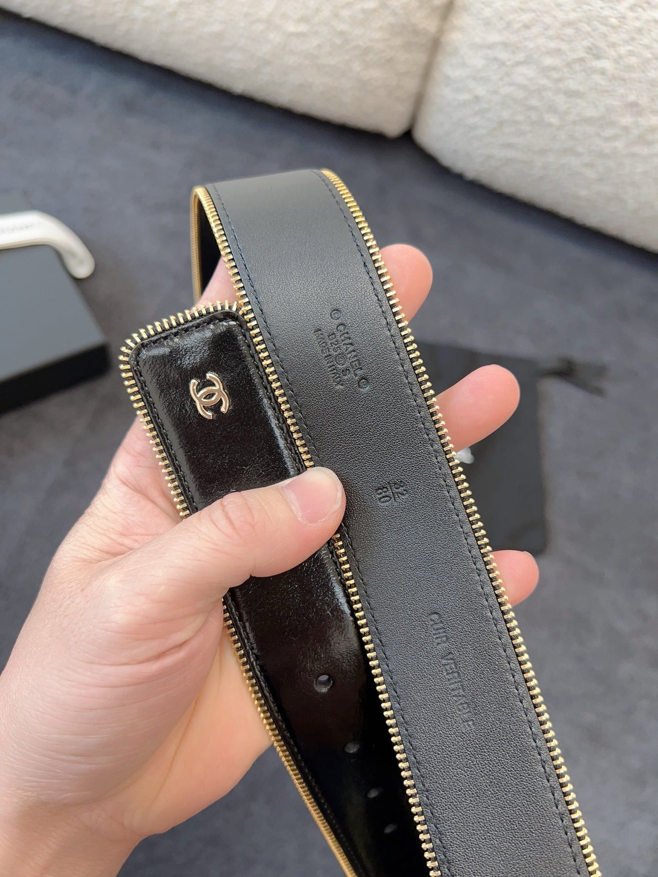 BELT 40MM IN BLACK CALFSKIN WITH INTERWOVEN CHAIN BUCKLE ZIPPER IN TRIM GOLD HARDWARE