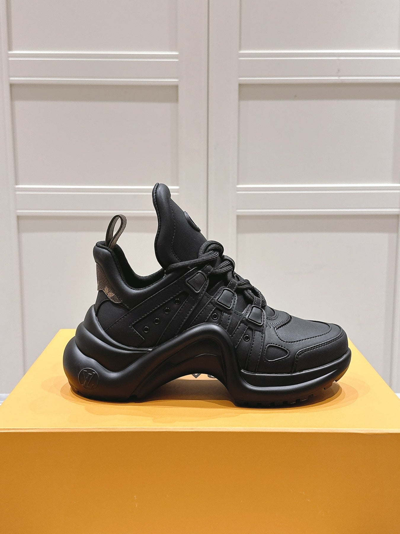 LV BARRACUDA SNEAKER IN BLACK CALFSKIN