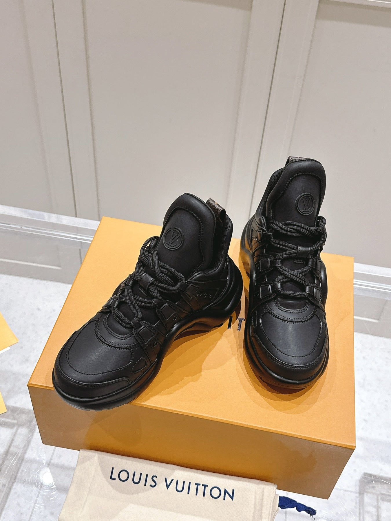 LV BARRACUDA SNEAKER IN BLACK CALFSKIN