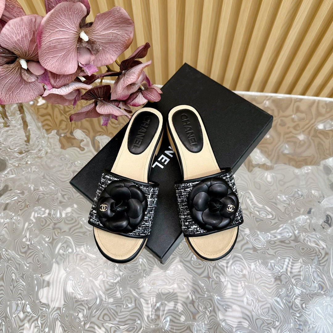 PLATFORM SLIPPERS WITH FLOWER IN BLACK LAMBSKIN
