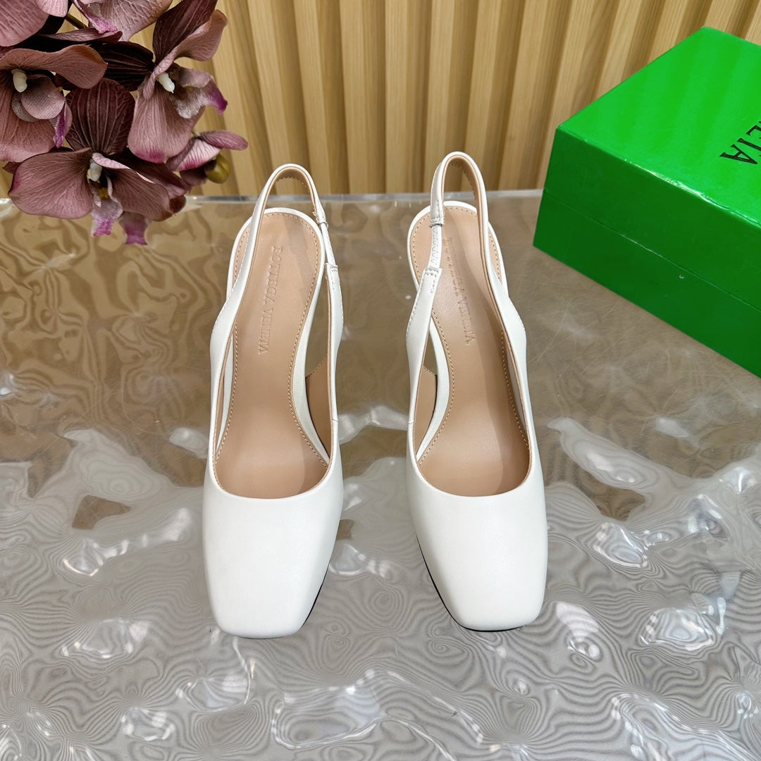KNOT PUMP 9 CM IN WHITE CALFSKIN WITH GOLD FINISHED METAL HEEL