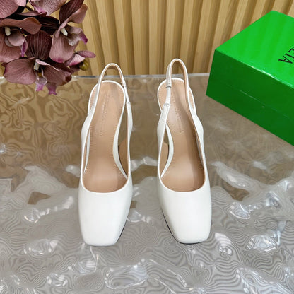 KNOT PUMP 9 CM IN WHITE CALFSKIN WITH GOLD FINISHED METAL HEEL