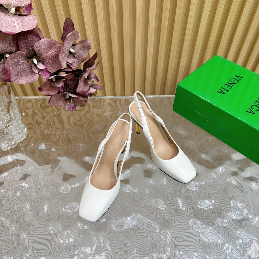 KNOT PUMP 9 CM IN WHITE CALFSKIN WITH GOLD FINISHED METAL HEEL
