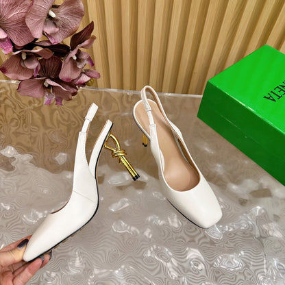 KNOT PUMP 9 CM IN WHITE CALFSKIN WITH GOLD FINISHED METAL HEEL