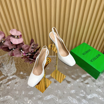 KNOT PUMP 9 CM IN WHITE CALFSKIN WITH GOLD FINISHED METAL HEEL