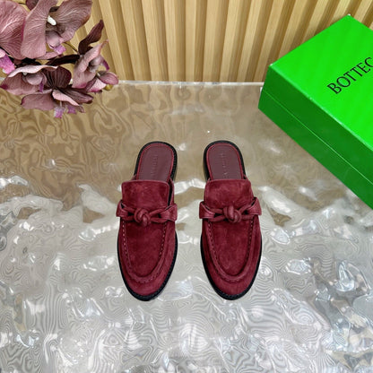 OPEN-BACK LOAFER REALISED IN GARNET RED SUEDE