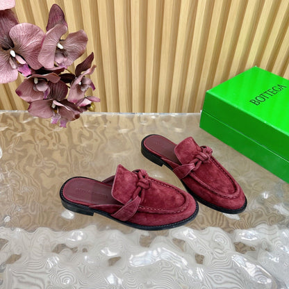 OPEN-BACK LOAFER REALISED IN GARNET RED SUEDE