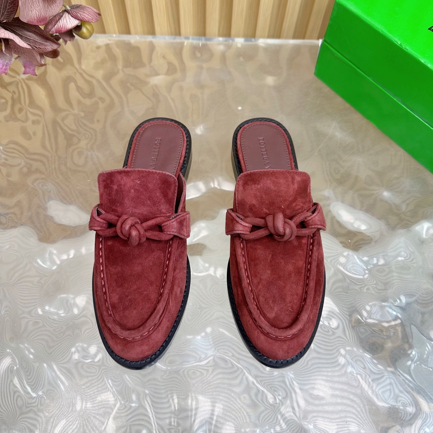 OPEN-BACK LOAFER REALISED IN GARNET RED SUEDE