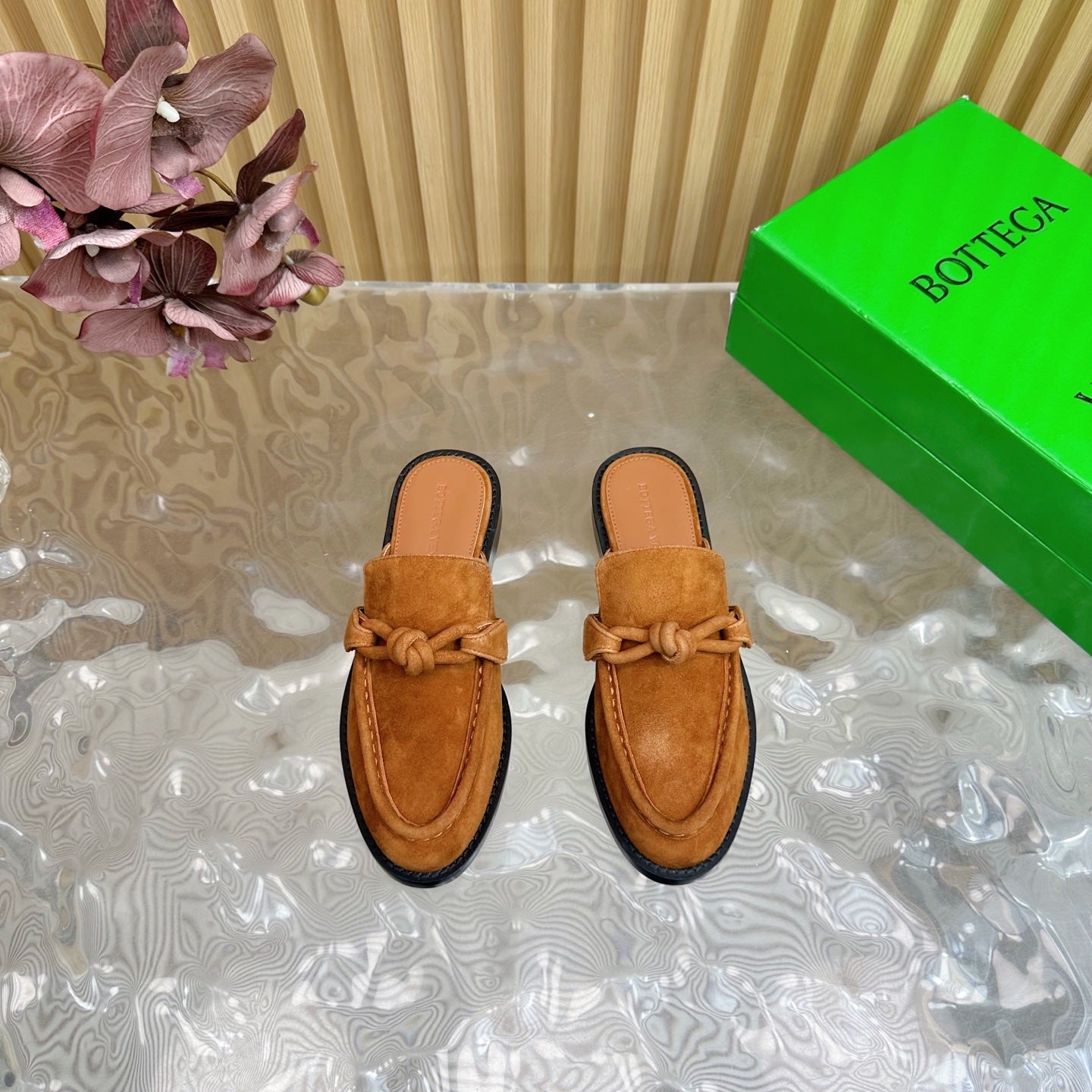 OPEN-BACK LOAFER REALISED IN CINNAMON BROWN SUEDE