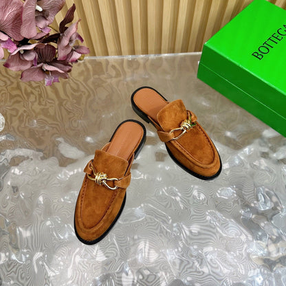 OPEN-BACK LOAFER REALISED IN CINNAMON BROWN SUEDE WITH SIGNATURE METALLIC KNOT DETAIL