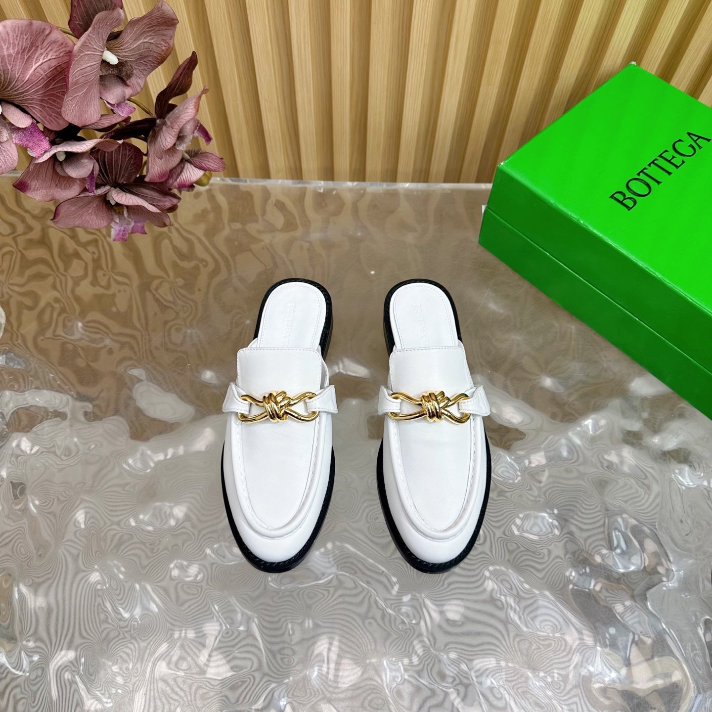 OPEN-BACK LOAFER REALISED IN WHITE SOFT CALFSKIN WITH SIGNATURE METALLIC KNOT DETAIL