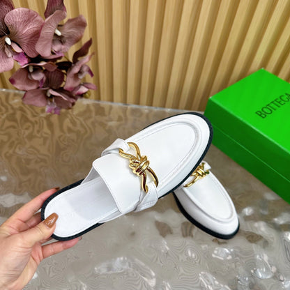 OPEN-BACK LOAFER REALISED IN WHITE SOFT CALFSKIN WITH SIGNATURE METALLIC KNOT DETAIL