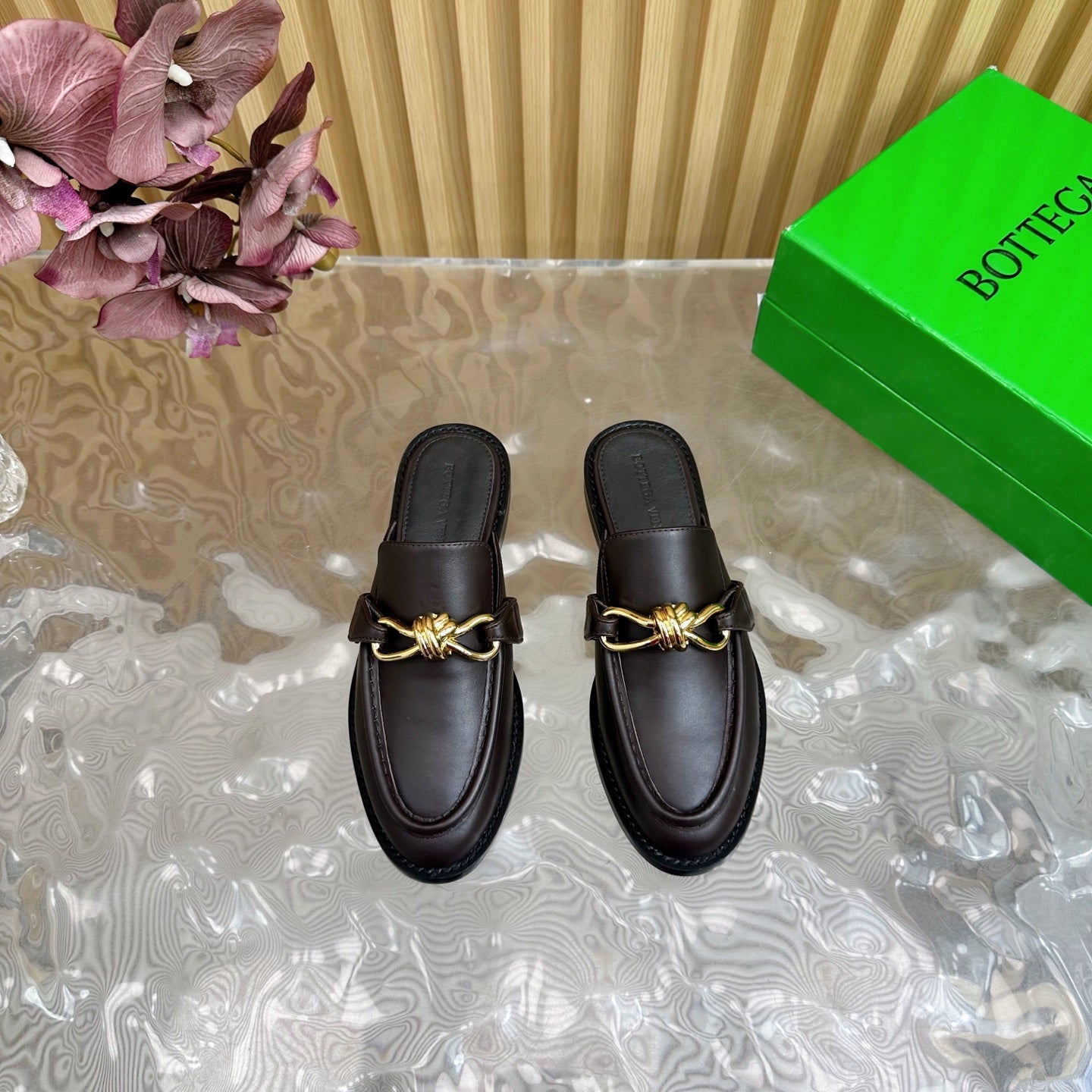 OPEN-BACK LOAFER REALISED IN CHESTNUT BROWN SOFT CALFSKIN WITH SIGNATURE METALLIC KNOT DETAIL