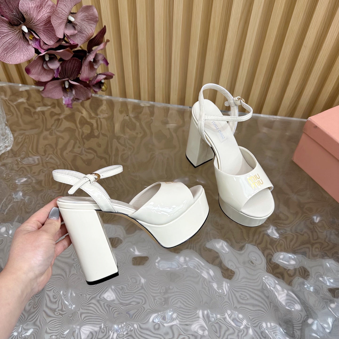PLATFORM HEELS IN WHITE PATENT CALFSKIN GOLD LOGO IN STRAP