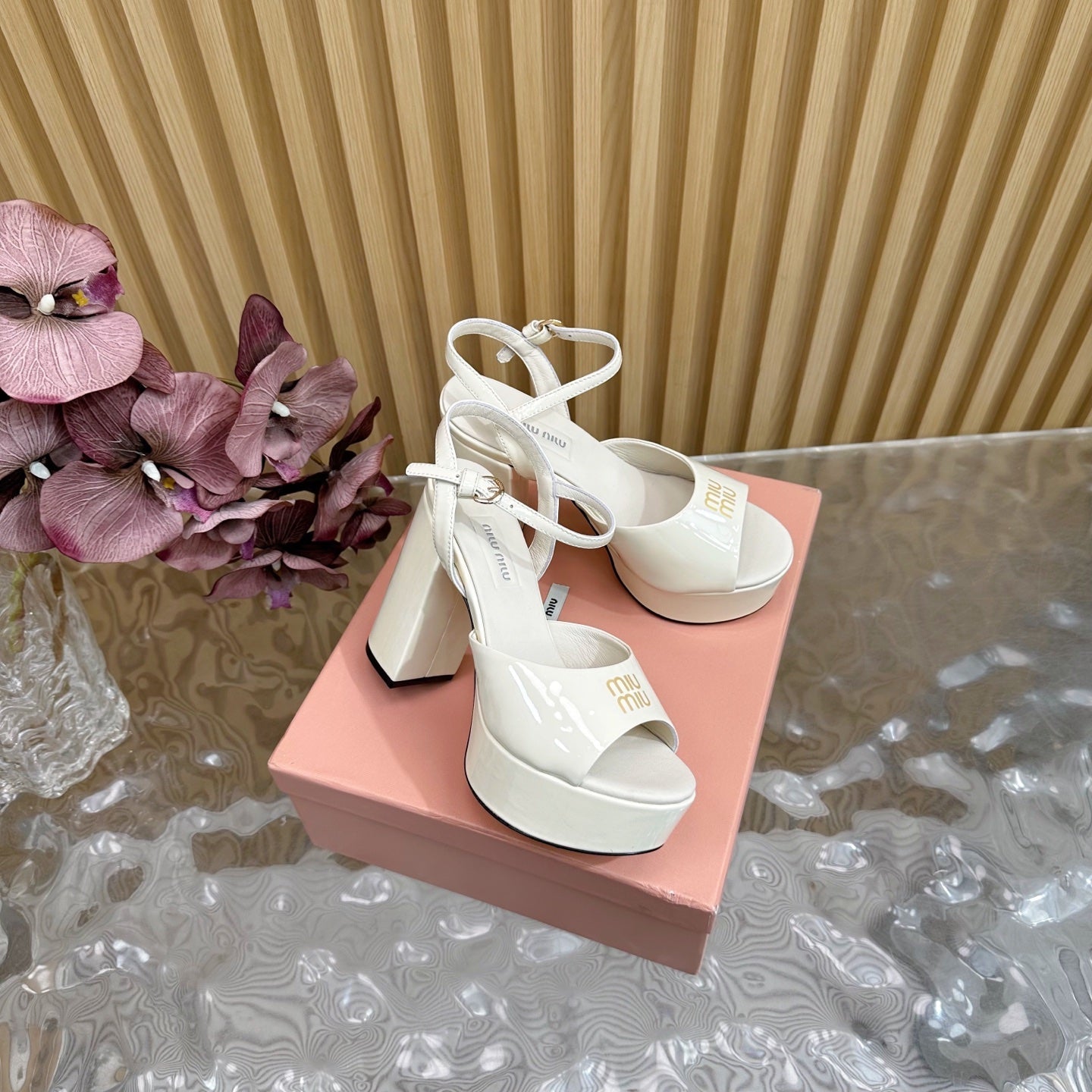 PLATFORM HEELS IN WHITE PATENT CALFSKIN GOLD LOGO IN STRAP