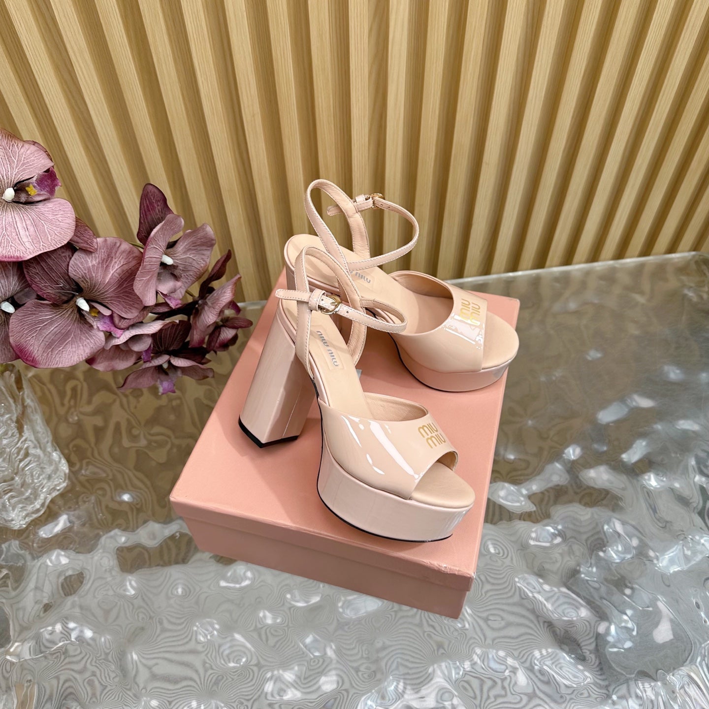 PLATFORM HEELS IN LADY PINK PATENT CALFSKIN GOLD LOGO IN STRAP