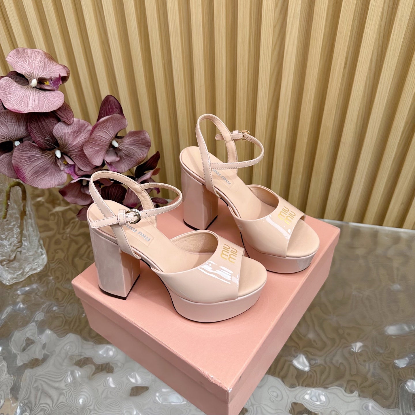 PLATFORM HEELS IN LADY PINK PATENT CALFSKIN GOLD LOGO IN STRAP