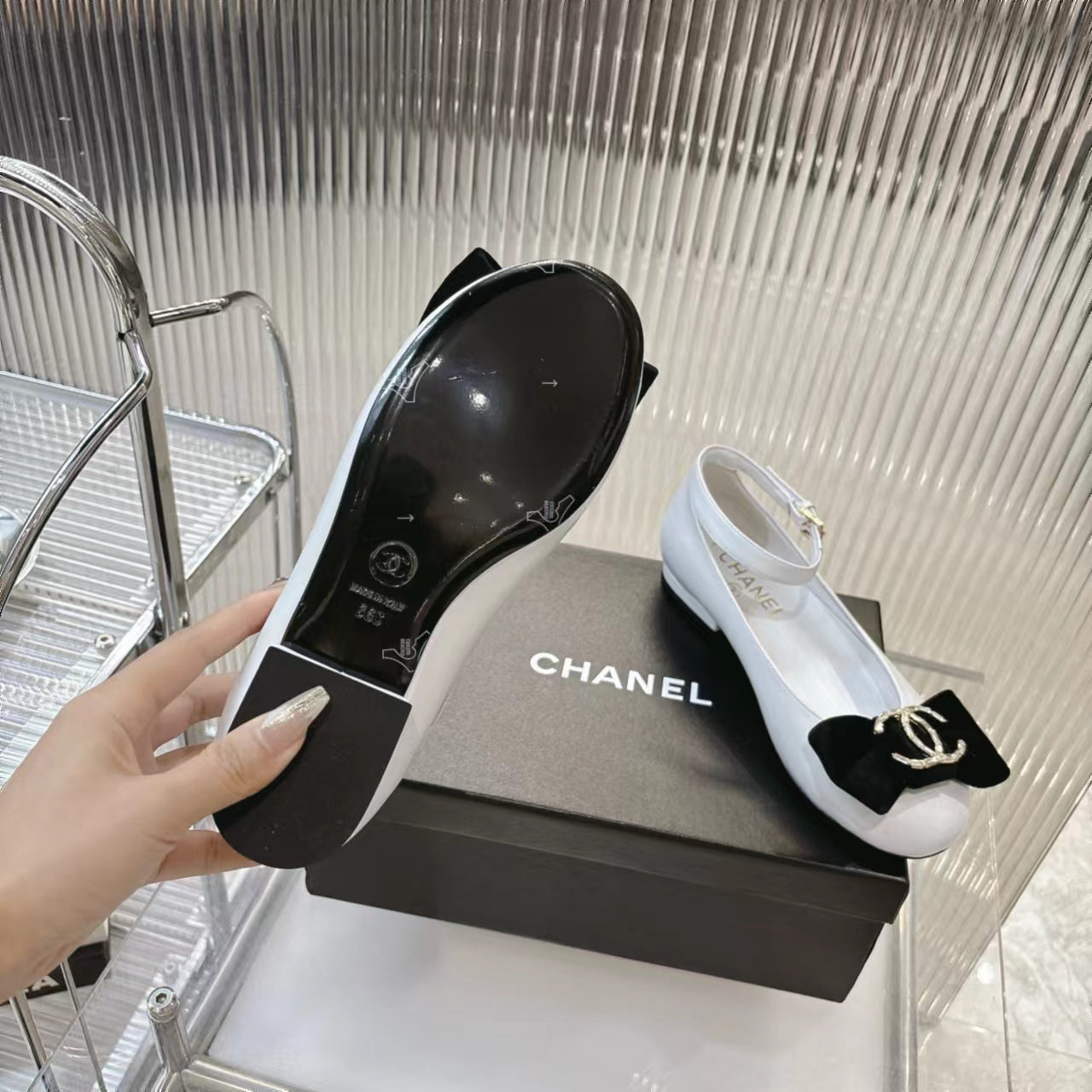 BOW MARY JANE SHOES IN WHITE LAMBSKIN