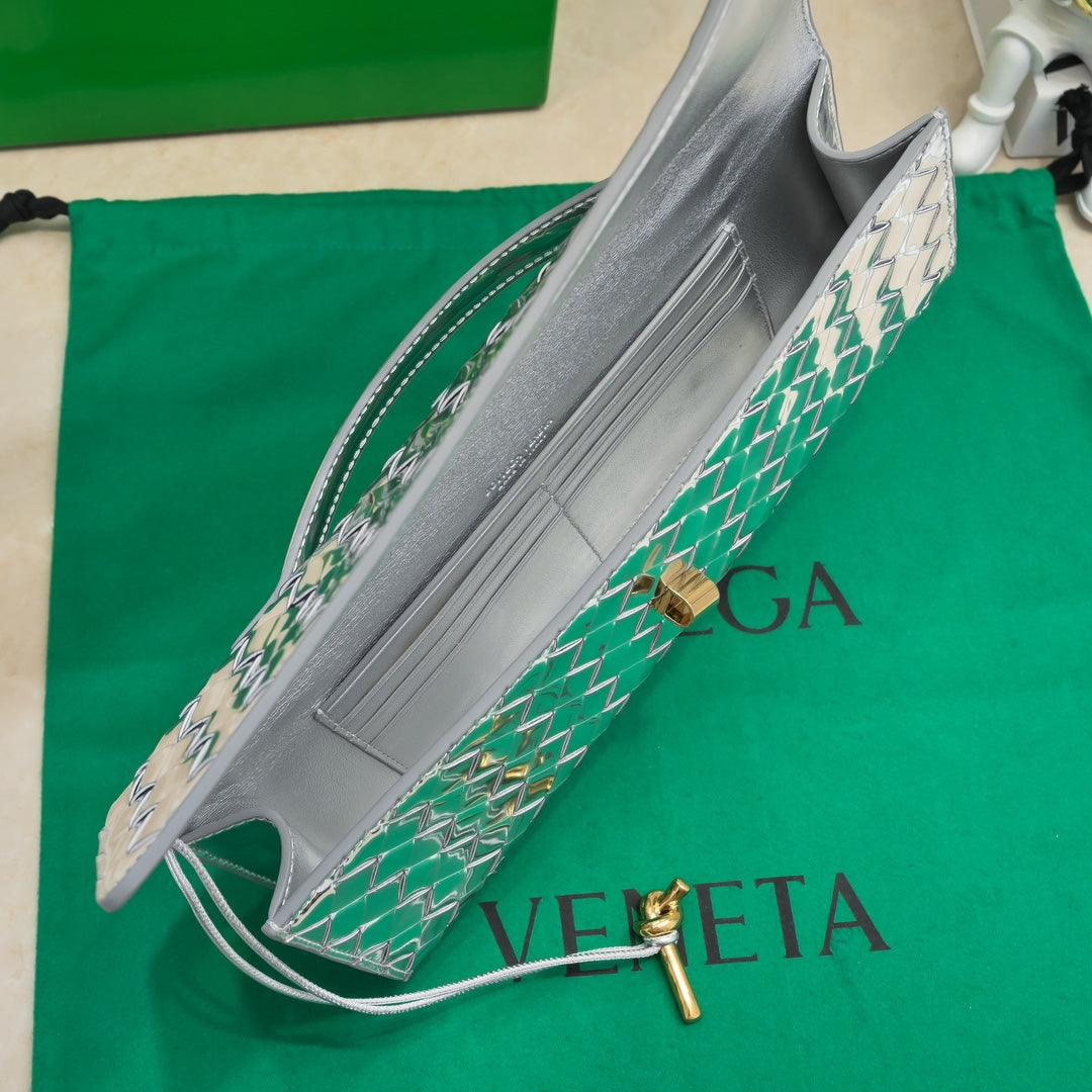 BV Long Clutch Andiamo 31 Silver Metalic Leather Ghw