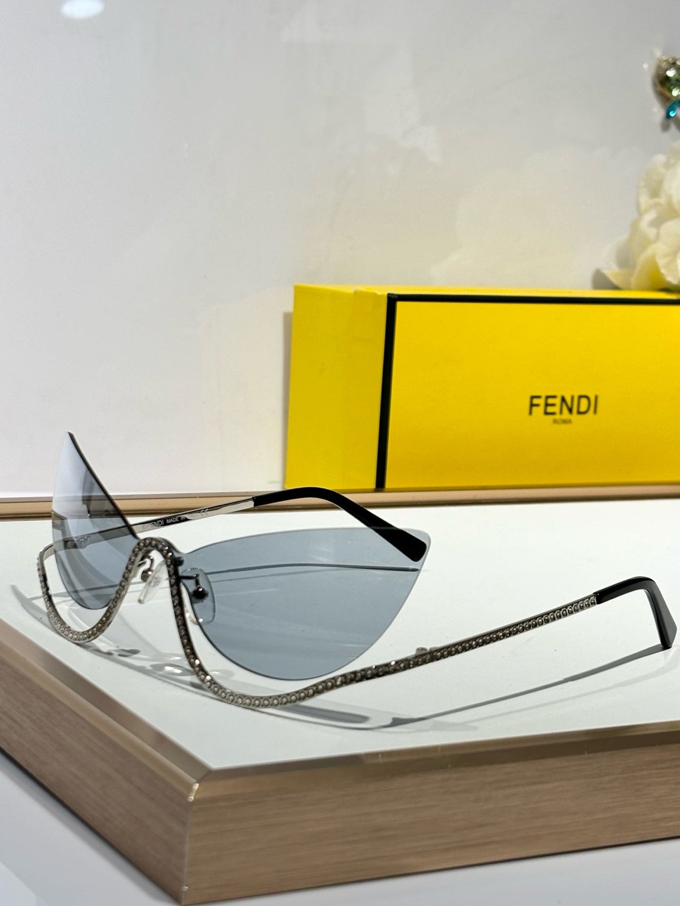 CRYSTAL STUDDED CAT-EYE FRAME SUNGLASSES FE40158 IN METAL