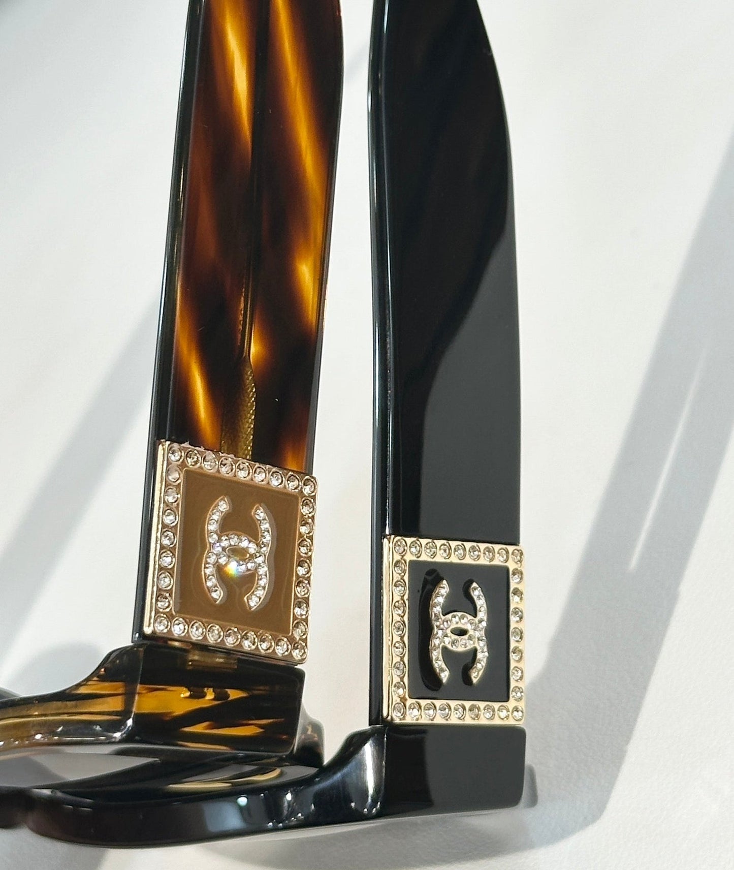 RECTANGULAR SUNGLASSES CH4366 IN ACETATE EMBOSSED CRYSTAL