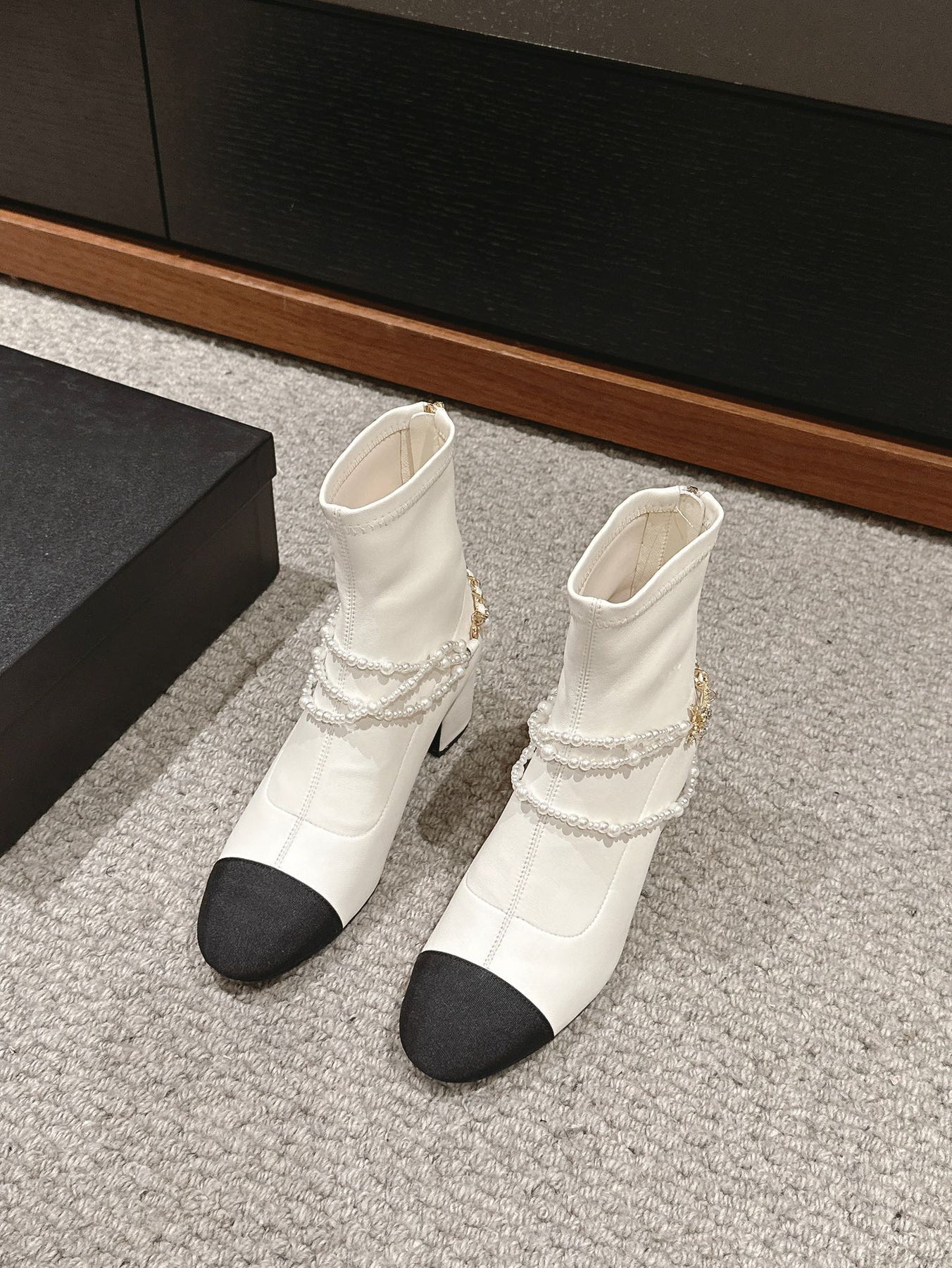 CC LOW CUT BOOTS IN WHITE STRETCH LAMBSKIN AND GROSGRAIN WITH PEARL CHAIN