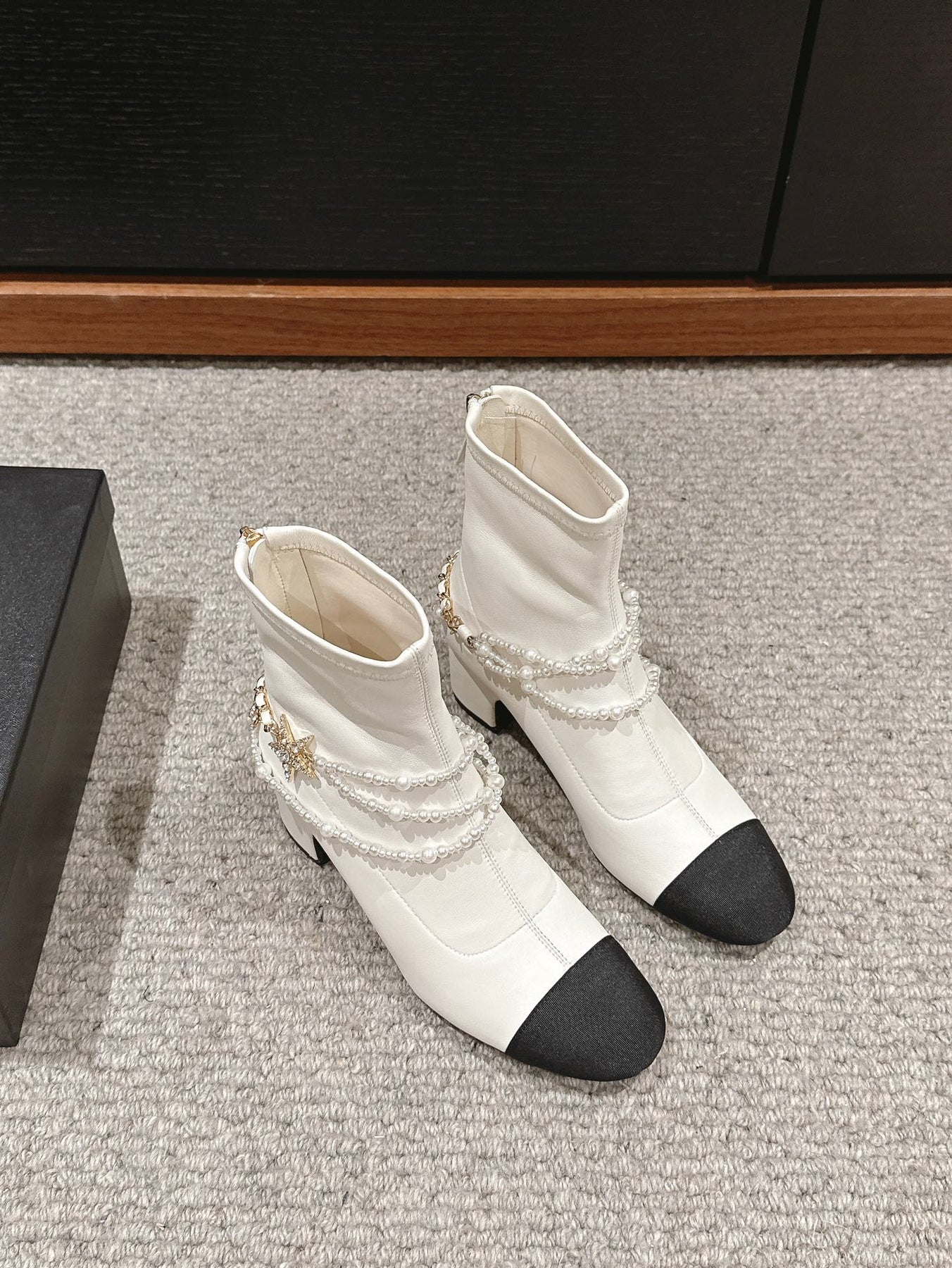 CC LOW CUT BOOTS IN WHITE STRETCH LAMBSKIN AND GROSGRAIN WITH PEARL CHAIN
