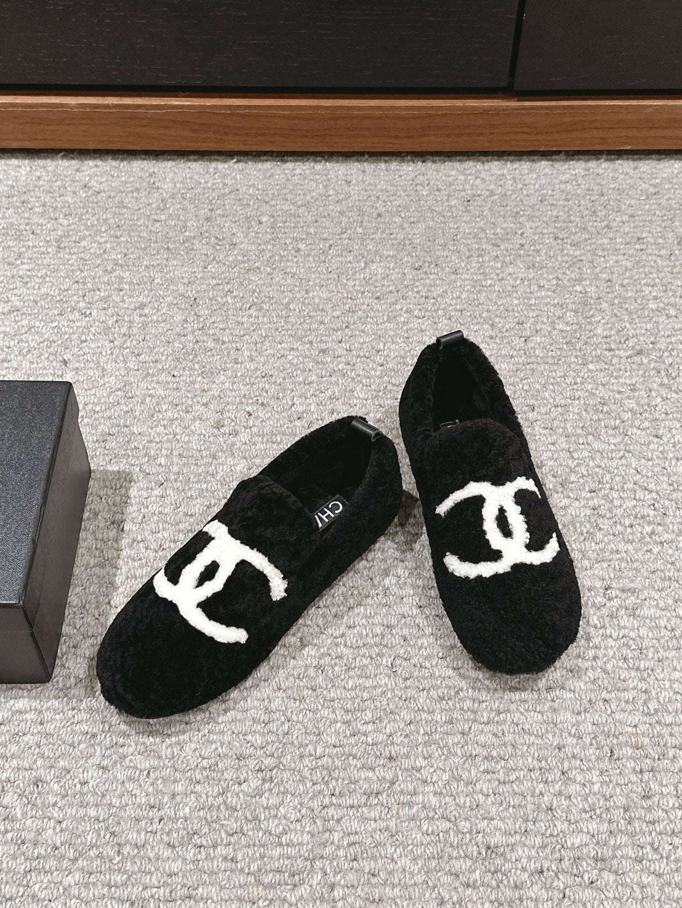 CC LOAFERS IN BLACK FLEECE WITH WHITE LOGO