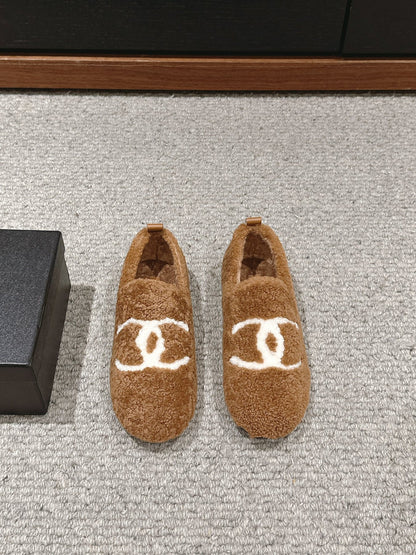 CC LOAFERS IN CINNAMON BROWN FLEECE WITH WHITE LOGO